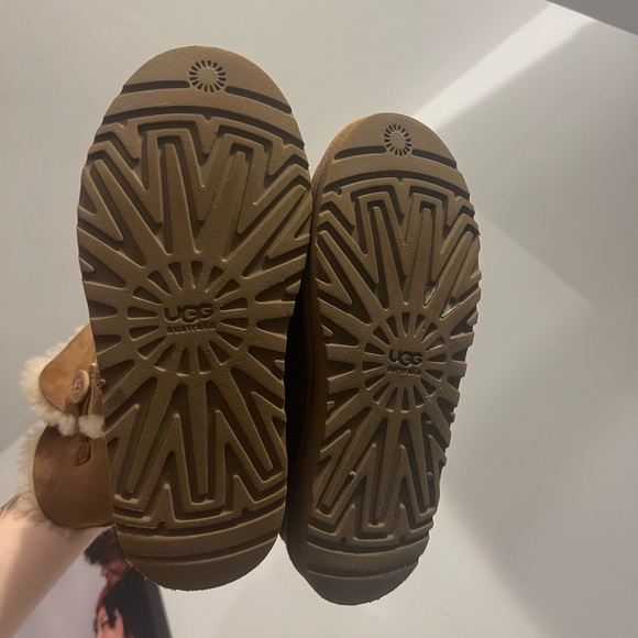 UGGS - Picture 4 of 4